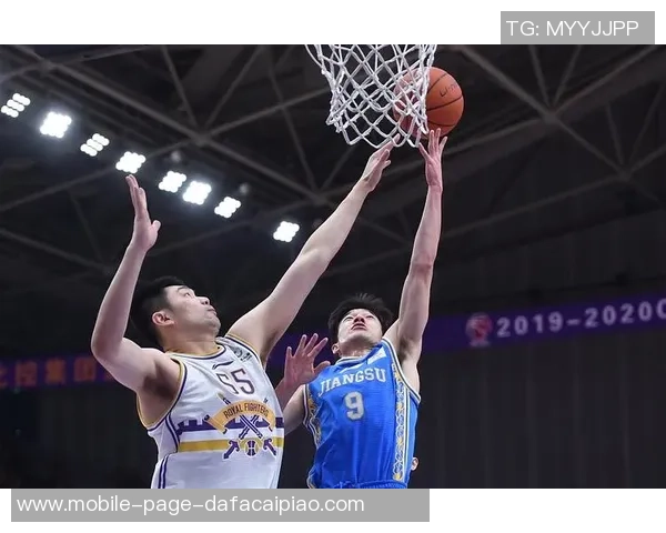 邹阳第二节狂飙18分半场8投全中三分4中4展现超强状态 邹阳第二节狂飙18分半场8投全中三分4中4展现超强状态